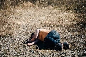 リング外に飛ぶ松木