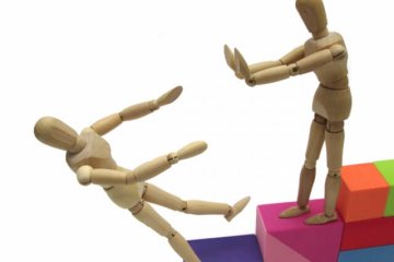 段平を白木ジム階段から突き落とすジョー