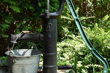 水ぶっ掛けてたたき起こす